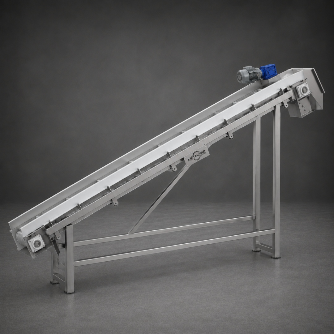 Cinta modular elevadora fabricada por Metal Pro Service para el transporte vertical de productos en líneas industriales en Chile.