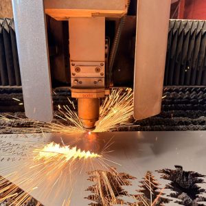 Servicio de corte láser industrial en operación