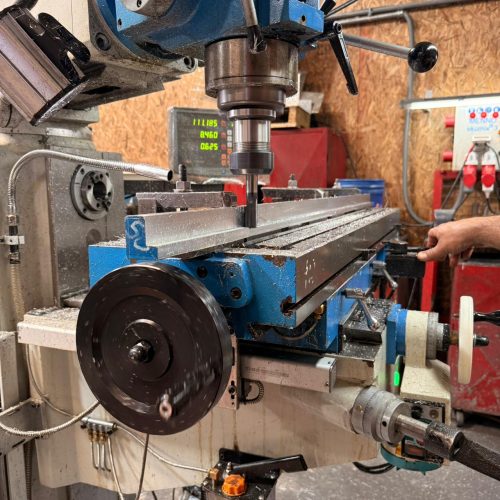 Reparación mecánica de fresadora industrial